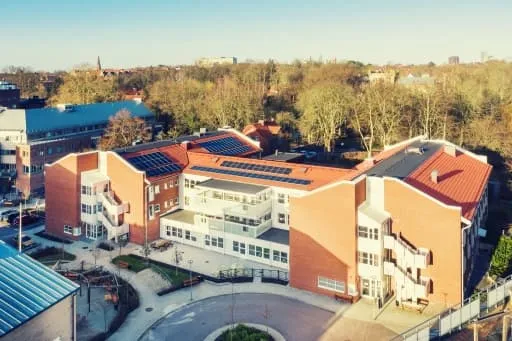 Solcellsanläggning 44,9 kW med 134 paneler på taken till vårdboendet Arkivet i centrala Lund
