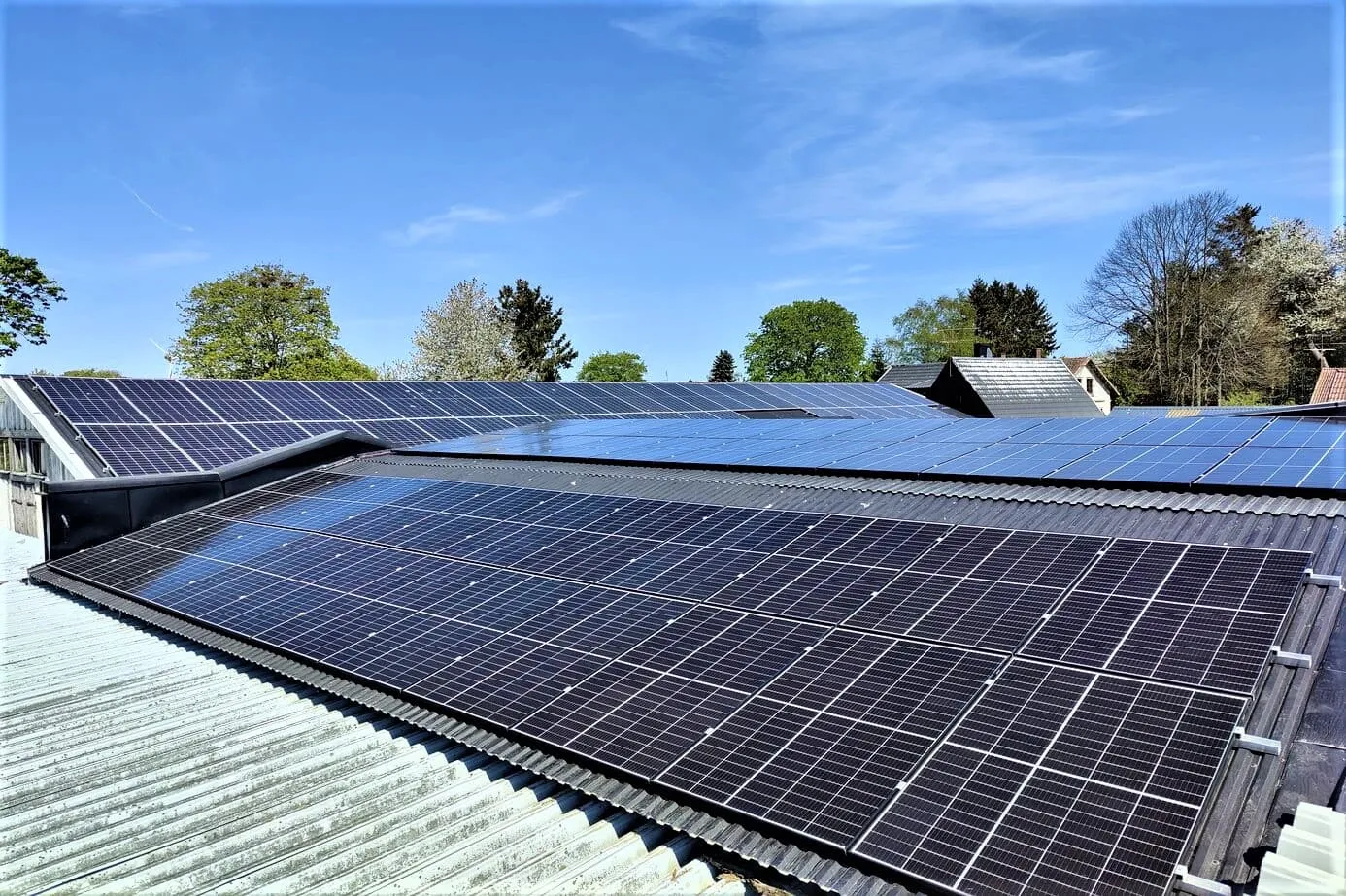 Solcellsanläggning 44,3 kW med 93 solpaneler på plåttak hos Esperöds Byggshop