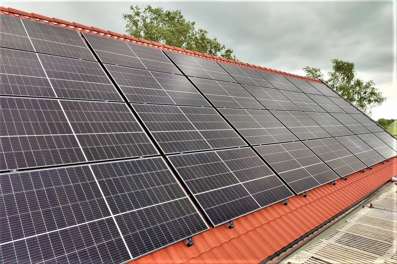 Solcellsanläggning 12,8 kW med 32 solpaneler på tak i söderläge i Everöd