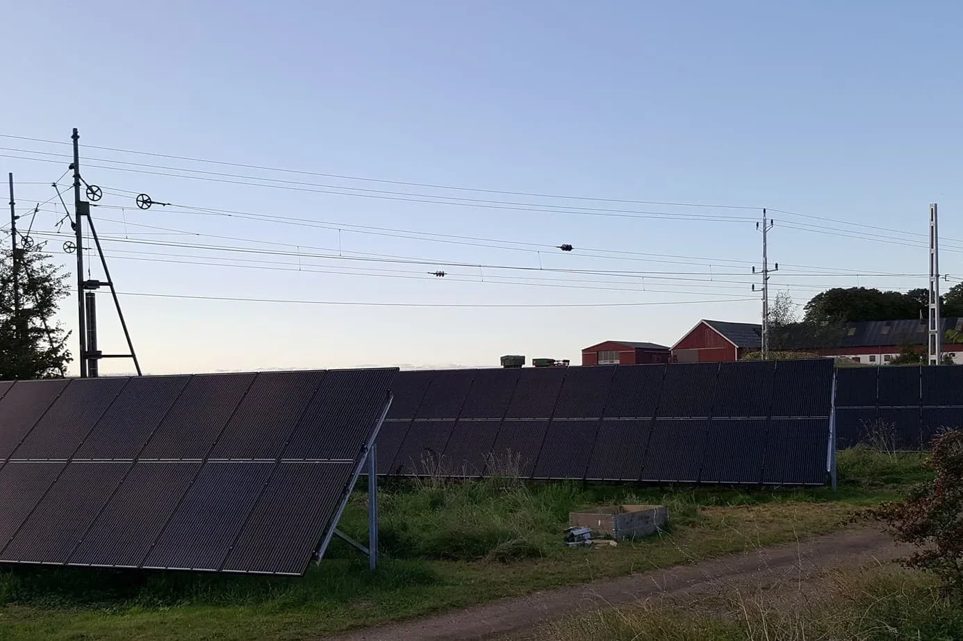 Markmonterad solcellsanläggning 24,75 kW på ängsmark i Håstad