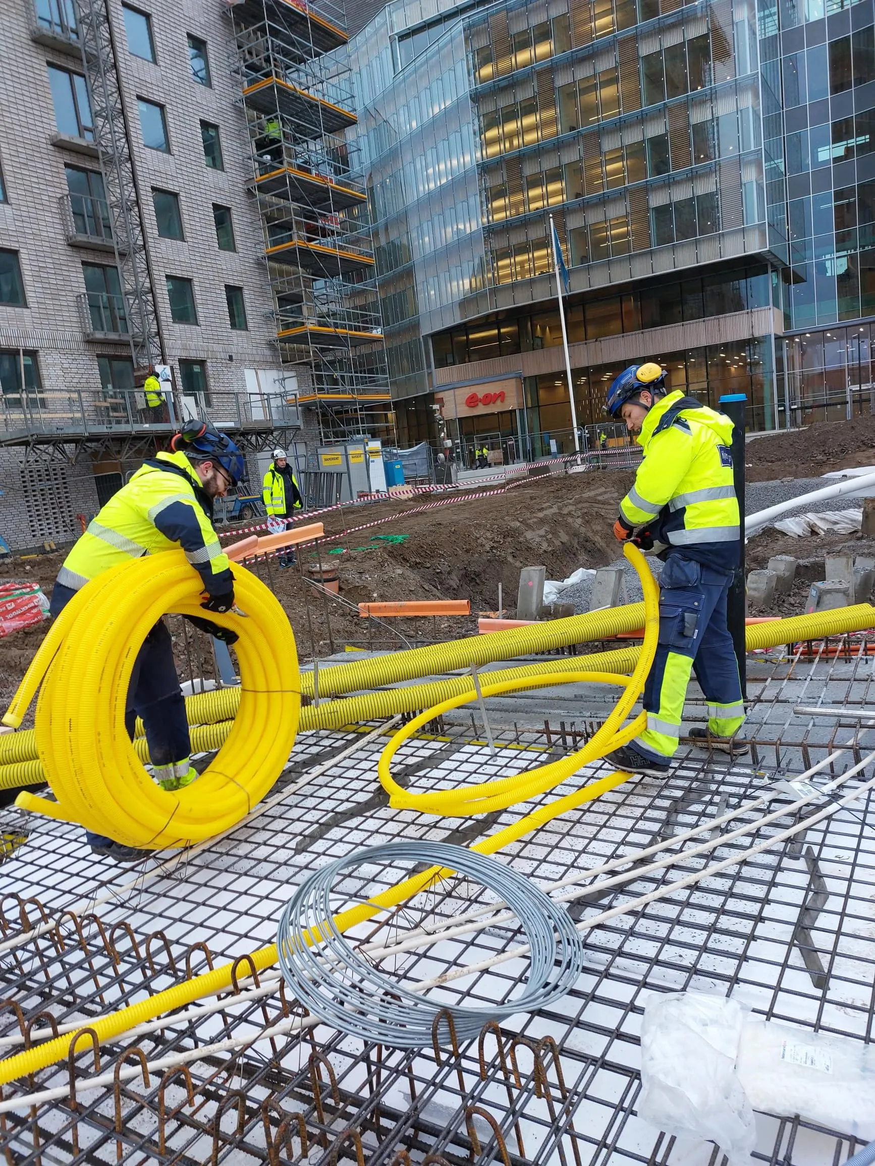 Solcellspark som täcker en gräsmatta