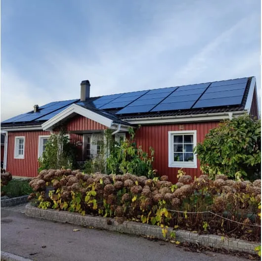 Solcellsanläggning 13,6 kW på tak vid Klaragatan i Marieholm